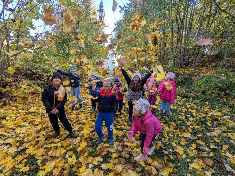 V první třídě se to rozbzučelo