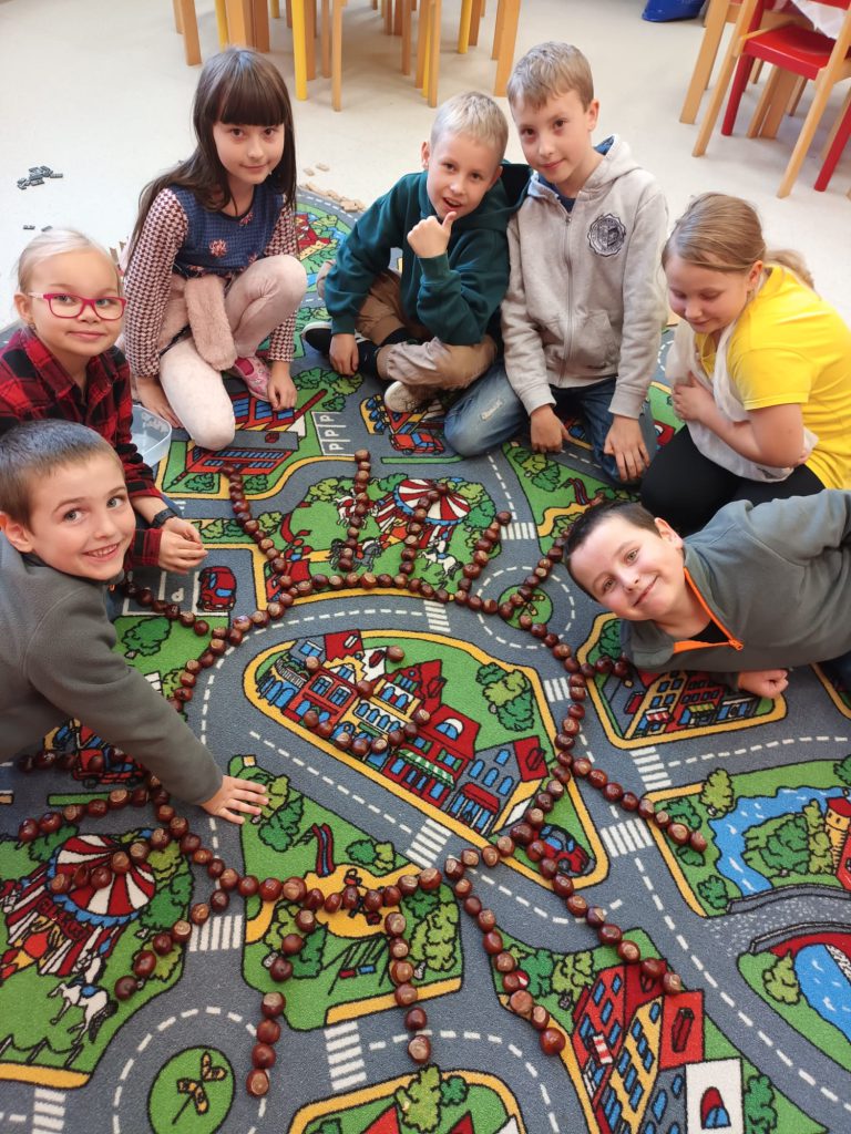 Tvoření z kaštanů ve školní družině