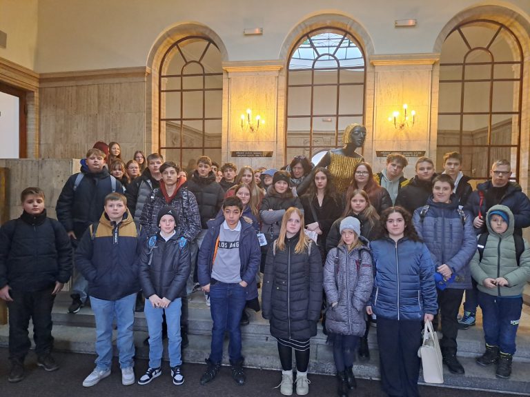 Návštěva divadelního představení Naši furianti