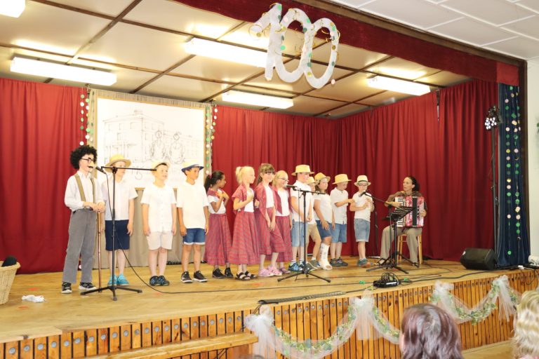 Školní akademie – 2. třída a píseň Hodné štěně